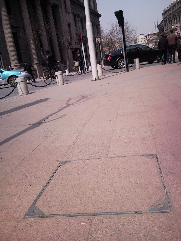 解放北路隐形不锈钢钢边井盖